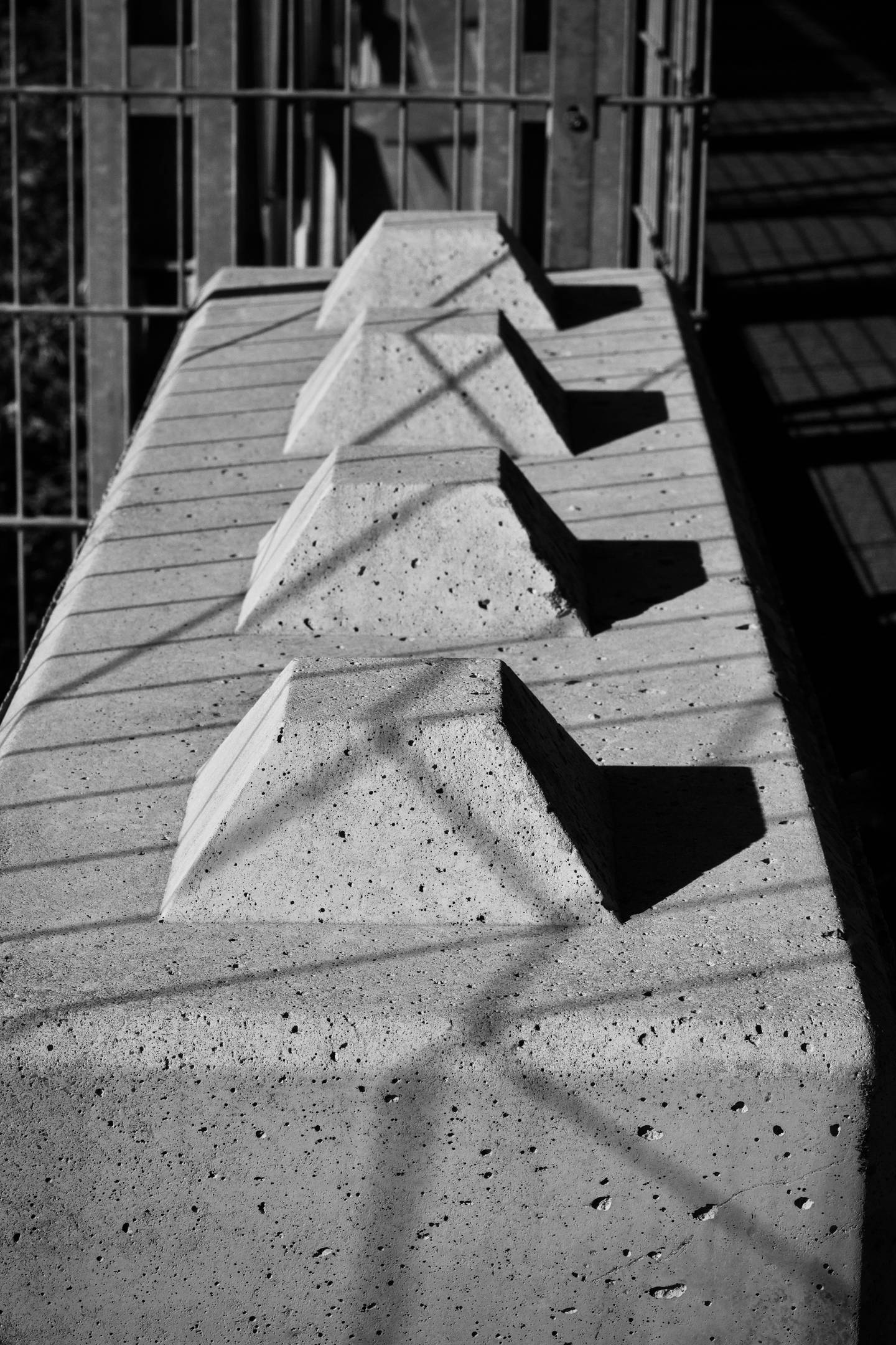 Líneas, ángulos y sombras de hormigón en blanco y negro.
